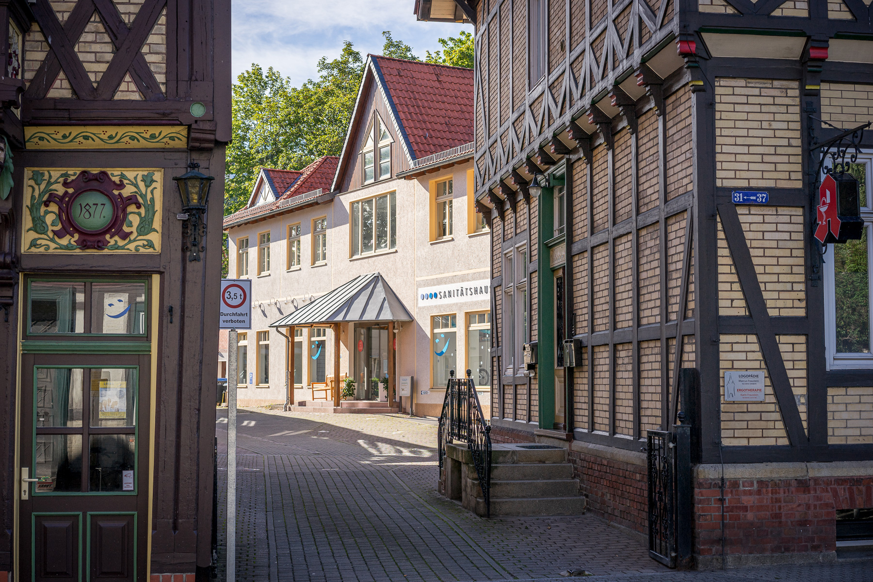 Historische Altstadtstraße mit Fachwerkhäusern.