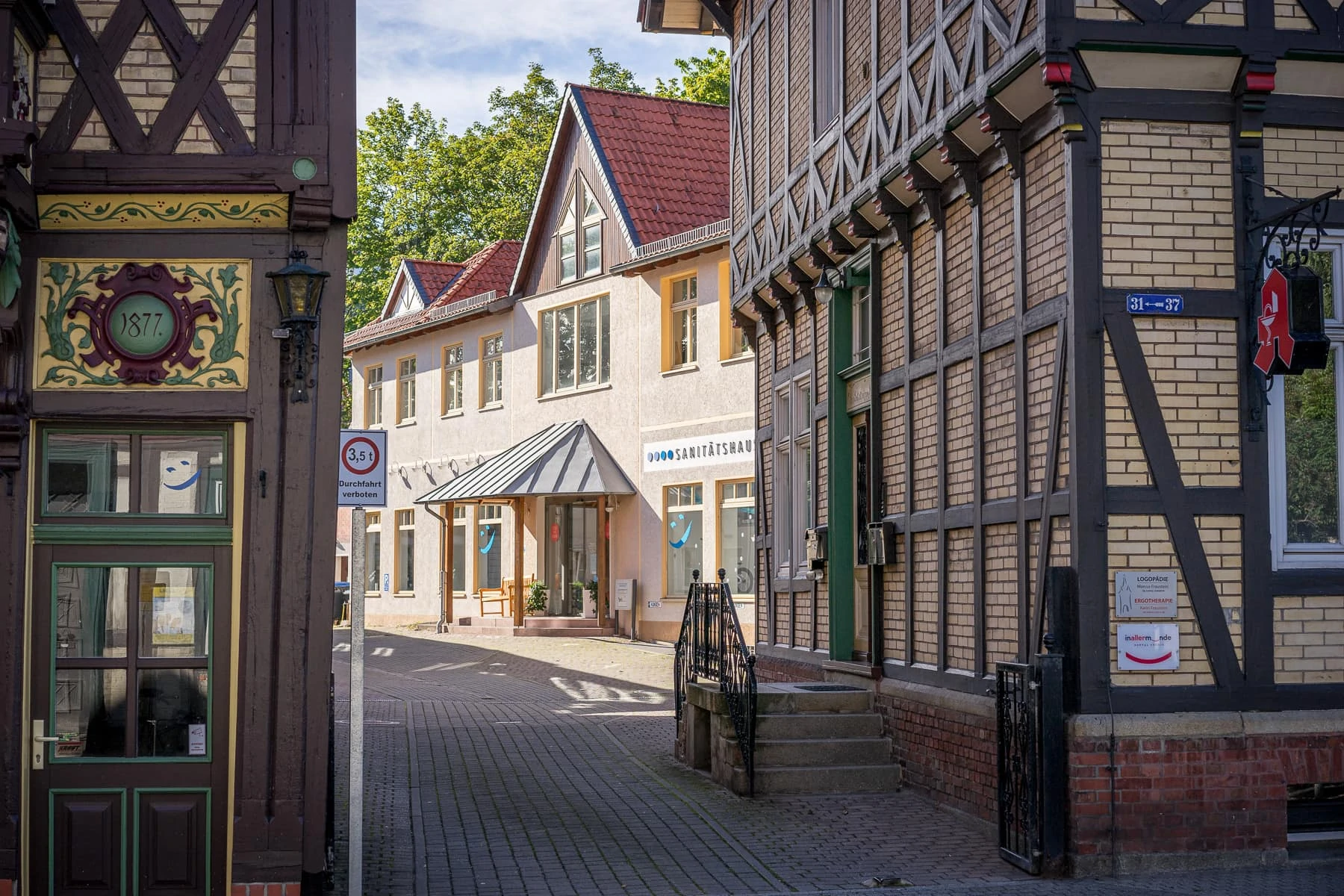 Historische Altstadtstraße mit Fachwerkhäusern.
